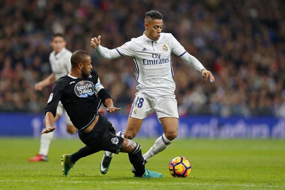 Real Madrid's Mariano Diaz (right) vies for the ball with Deportivo's Sidnei Da Silva during a Spanish La Liga soccer match between Real Madrid and Deportivo Coruna at the Santiago Bernabeu Stadium in Madrid on Saturday.