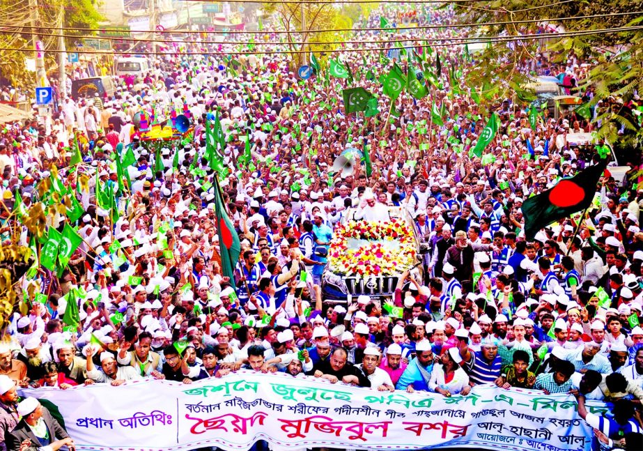 Marking the Holy Eid-e-Miladunnabi Peer Gausul Azam Hazrat Syed Mujibul Bashar Maijbhandari Al-Hasani led the Jashne Julush-e-rally organised by Maijbhandari associates held in city on Tuesday as Chief Guest.