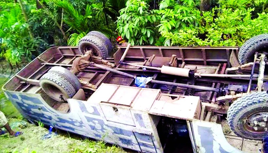 A passenger bus turned turtle on Dhaka-Tangail highway at Kumarjani in Mirzapur Upazila on Tuesday injuring at least 15 people.