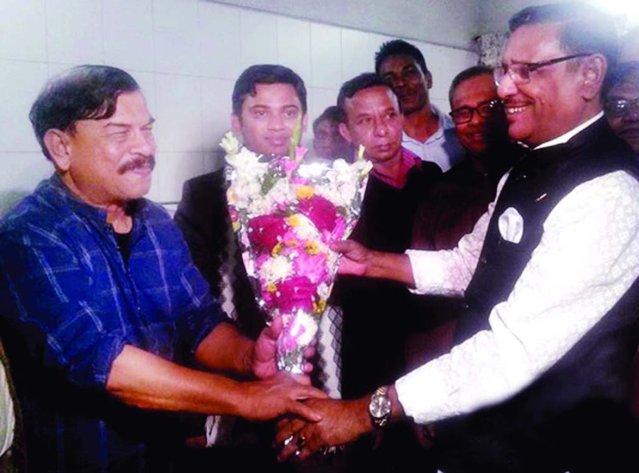 Awami League General Secretary and Road Transport and Bridges Minister Obaidul Quader visited Convenor of Nagorik Oikya Mahmudur Rahman Manna at Bangabandhu Sheikh Mujib Medical University on Friday.