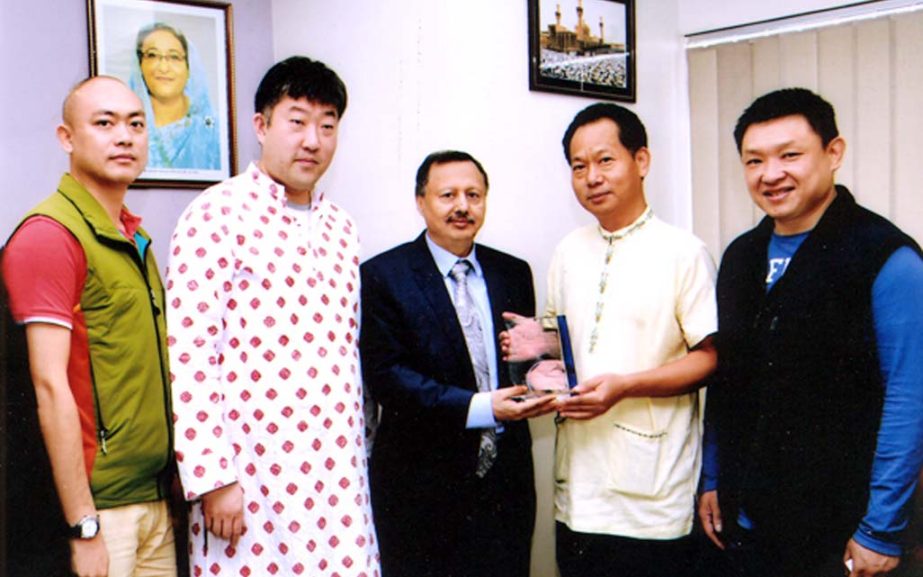 President of Chittagong Chamber of Commerce and Industry(CCCI) Mahabubul Alam seen with the officials of Chinese Embassy after view exchange meeting yesterday.