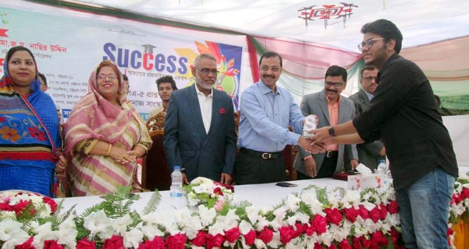 CCC Mayor AJM Nasir Uddin distributing certificate among the meritorious students at a reception accorded to them at Hate Khori School and College yesterday.