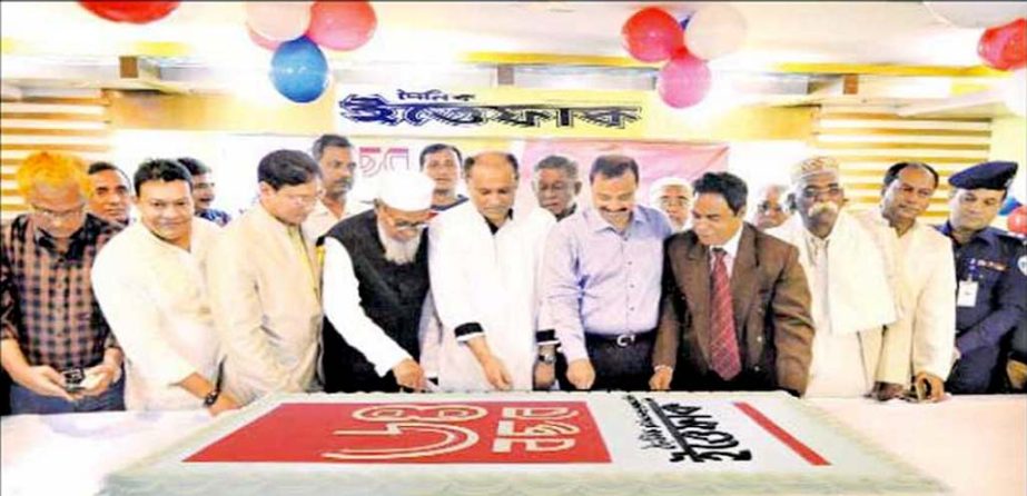 State Minister for Land Saifuzzaman Chowdhury Javed along with Chittagong City Awami League President Alhaj ABM Mohiuddin Chowdhury cutting cake marking the 64th founding anniversary of the Daily Ittefaq yesterday.