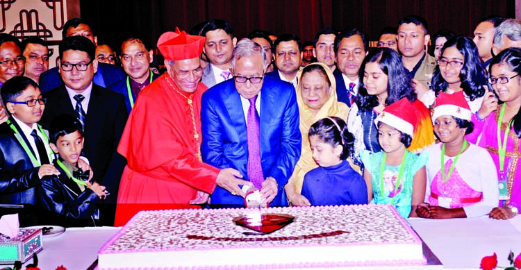 President Abdul Hamid cutting Christmas Cake after exchanging pleasantries with the people of Christian Community at Bangabhaban on Sunday on the occasion of X'mas. Press Wing, Bangabhaban photo