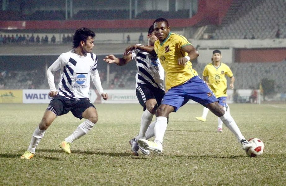 A moment of the match of the JB Bangladesh Premier League Football between Sheikh Jamal Dhanmondi Club Limited and Dhaka Mohammedan Sporting Club Limited at the Bangabandhu National Stadium on Sunday. The match ended in a 1-1 draw.