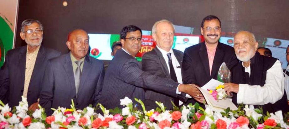 CCC Mayor A J M Nasir Uddin giving crest to Md Ishak Mia, Organiser of Liberation War at a reception for the freedom fighters, war heroines at Chittagong Engineering Institutes yesterday.