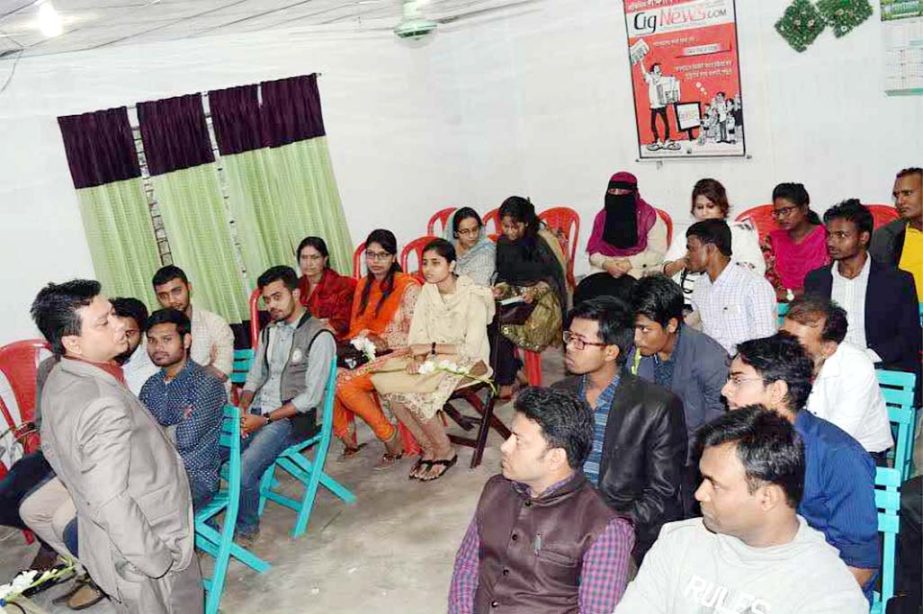 Associate Professsor of Communication & Journalism Deptt , Ctg University Abul Kalam Azad addressing the trainees of Multimedia Journalism course on Friday last in orientation program of the course.