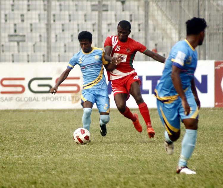 A scene from the JB Bangladesh Championship League football match between Chittagong Abahani Limited and Bangladesh Muktijoddha Sangsad Krira Chakra at Bangabandhu National Stadium on Monday.