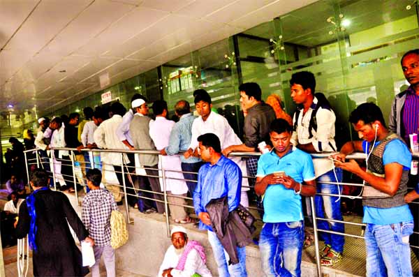 Patients and their attendants wait in line in the space in front of the Pathology Department of IPGMHR for receiving the reports as the department lacks adequate manpower to serve the people. This photo was taken on Monday.