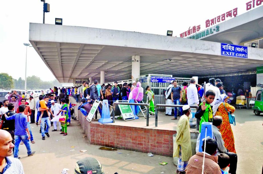 Hundreds of visitors regularly gather in front of arrival and departure gates of Hazrat Shahjalal International Airport to receive and bid farewell to their near and dear ones due to lack of waiting facilities. This photo was taken on Tuesday.