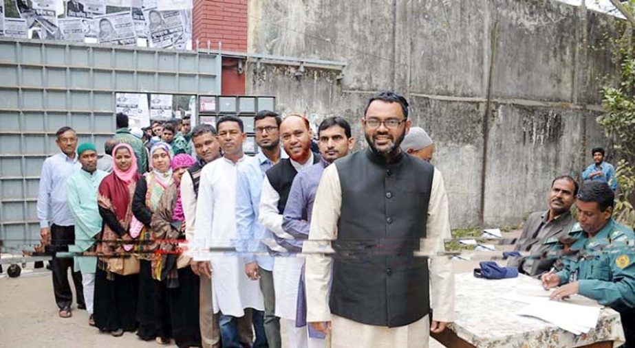 Voters are in queue at a polling centre in Chittagong Sadar yesterday.