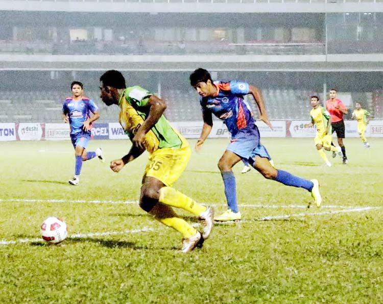 Action from the Jb Bangladesh Premier League football match between Brothers Union Ltd and Rahmatganj MFS at the Bangabandhu National Stadium on Wednesday. Brothers Union won the match 3-2.