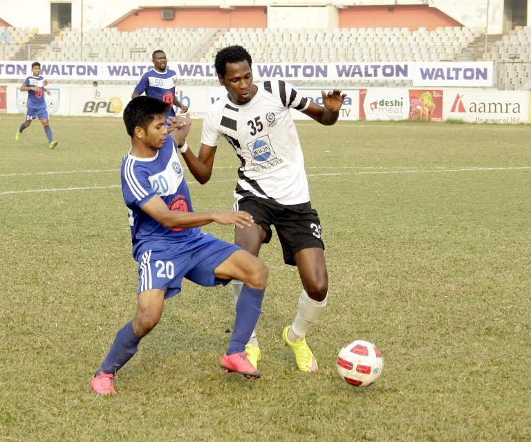 A view of the JB Bangladesh Premier League Football between Dhaka Mohammedan Sporting Club Limited and Uttar Baridhara Club at the Bangabandhu National Stadium on Thursday. The match ended in a goalless draw.