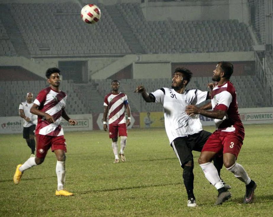 A moment of the match of the JB Bangladesh Premier League Football between Arambagh Krira Sangha and Team BJMC at the Bangabandhu National Stadium on Saturday. The match ended in a goalless draw.