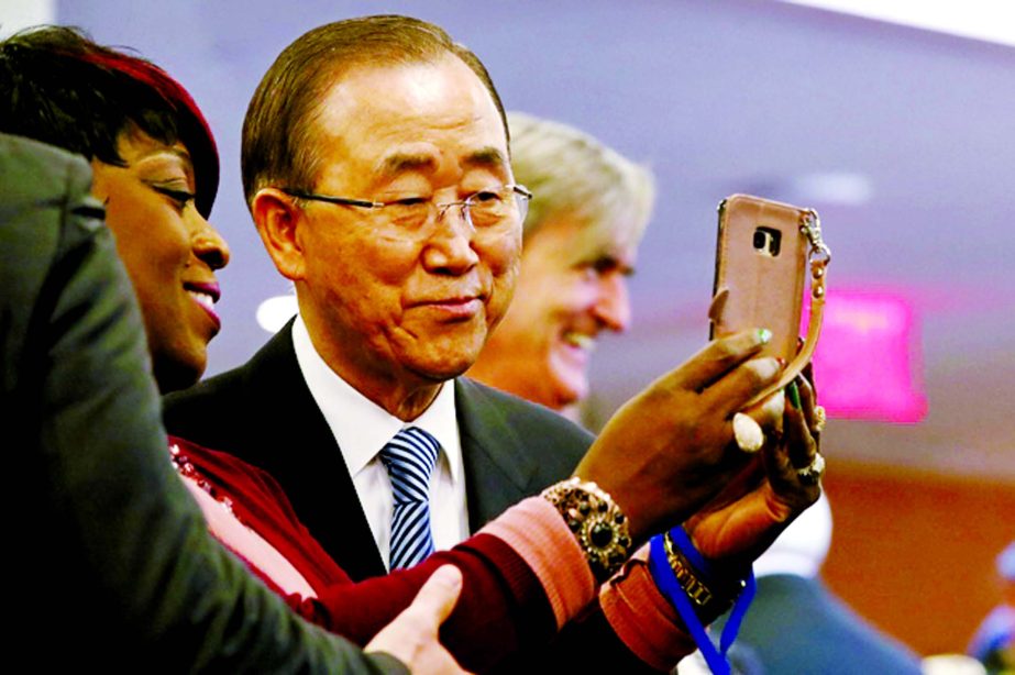 Ban Ki-moon poses for a selfie with one of his staff members on his last day at UN headquarters.