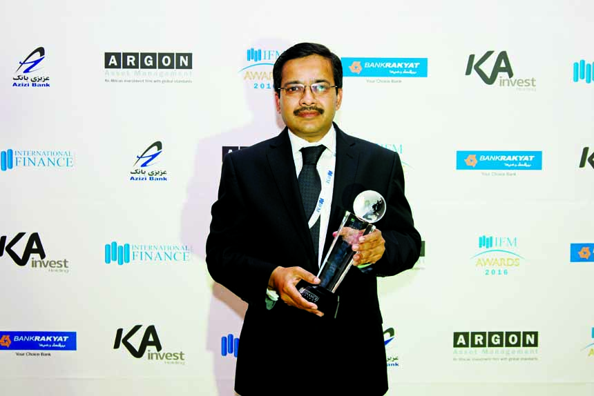 Alamgir Morshed, Managing Director and Head of Financial Markets, Standard Chartered Bank Bangladesh, receiving 'Best Foreign Exchange Bank in Bangladesh' award provided by International Finance Magazine (IFM) at an award giving ceremony held at Marina