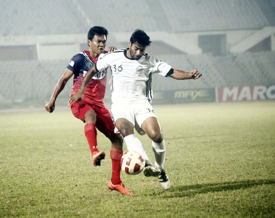 A moment of the match of the Marcel Bangladesh Championship League between Victoria Sporting Club and Motijheel T&T Club at the Bangabandhu National Stadium on Sunday. The match ended in a 2-2 draw.