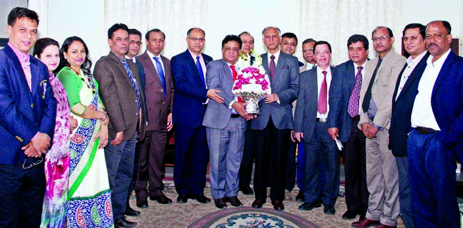 Newly elected members of Dhaka University Teachers Association (DUTA) exchanging pleasantries with DU Vice-Chancellor Prof Dr AAMS Arefin Siddique by giving bouquet at the latter's residence on Monday.