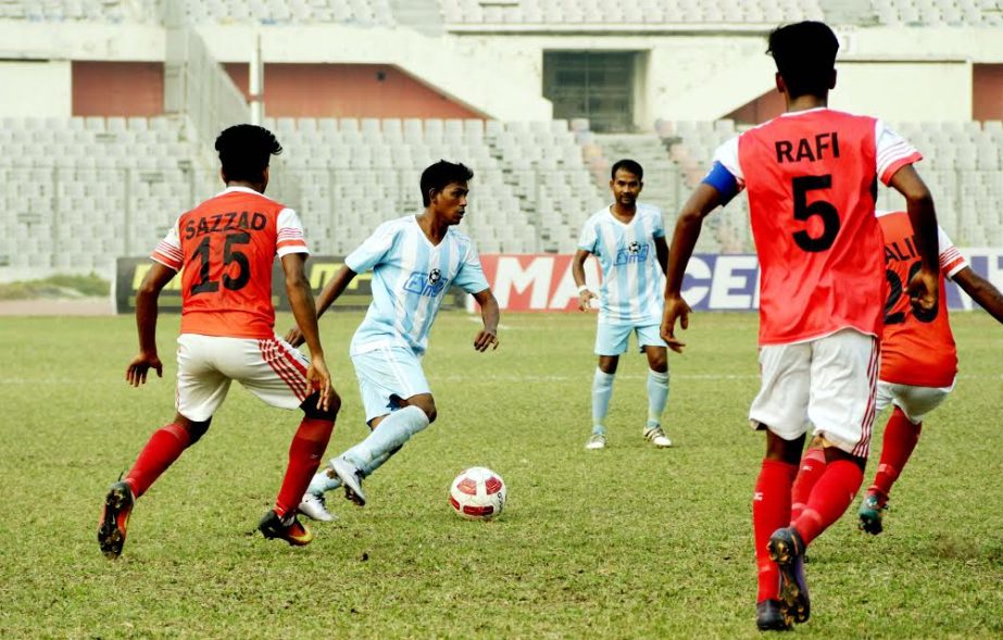 A moment of the Marcel Bangladesh Championship League football match between Saif Sporting Club and Fakirerpool Youngmen's Club at Bangabandhu National Stadium on Monday.