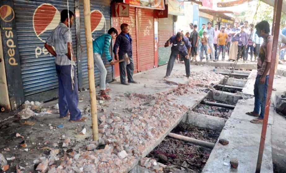 CCC evicting illegal structures on the drain beside Sagorika Stadium on Tuesday.