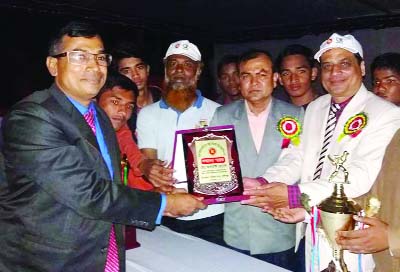 MUNSHIGANJ: Renowned sportsman and Chairman of Green Club Md Altaf Hossain is receiving a crest from Anandamay Bhoumik, Sports Editor of School and Madrash a of Munshiganj Sadar Upazila for his outstanding contribution in national environment devel