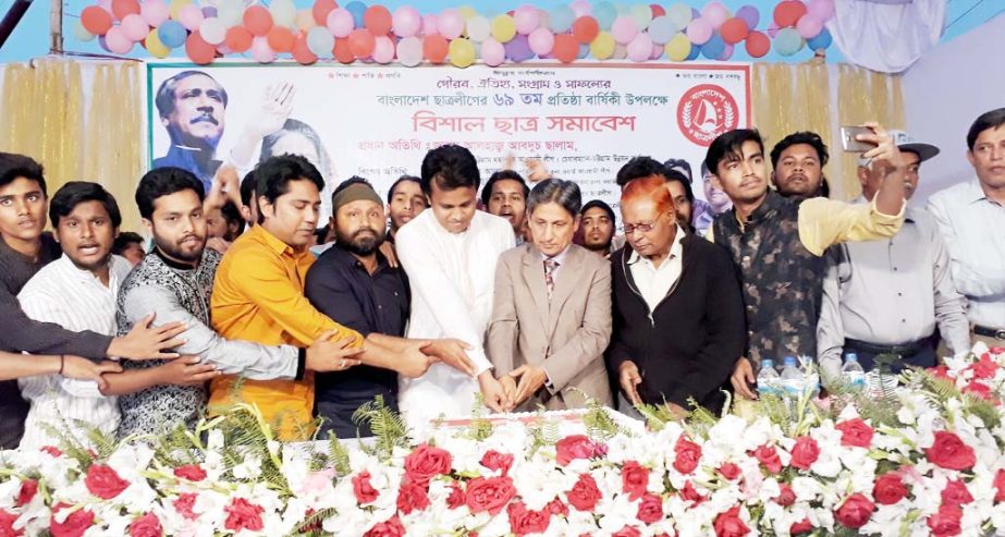 CDA Chairman Abdus Salam cutting cake on the occasion of the 69th founding anniversary of Bangladesh Chhatra League at Mohara in Chittagong on Wednesday.