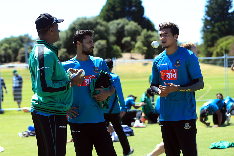 Courtney Walsh and Mashrafe Mortaza have a word with Taskin Ahmed during a practice session ahead of 2nd T20I at Mt. Maunganui on Thursday.