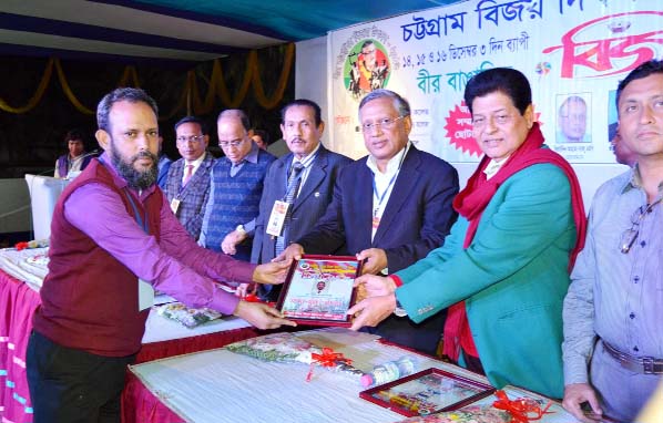 Lion Barun Kumar Acharjo Bolai receiving honorary crest from the chief guest of Bijoy Utsab Ujapon Parisad at Municipal Model School Playground from Central President of Bangabondhu Sanskritik Jote Actor Mohammed Faruque for his Maizbhandari research