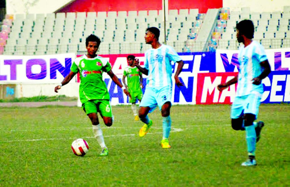 An action from the match of the Marcel Bangladesh Championship League between Fakirerpool Youngmen's Club and Kawran Bazar Progati Sangha at the Bangabandhu National Stadium on Friday. Fakirerpool won the match 2-1.