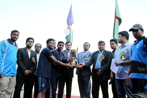 Treasurer of Dhaka University (DU) Professor Dr Kamal Uddin handing over the prize to the winner of Annual Sports Competition of Bijoy Ekattor Hall of DU at the central playground of DU on Saturday.