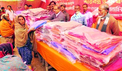 KISHOREGANJ: Bangladesher Samajtantrik Dal (Marxist) distributing blankets among the cold-hit people at Gobindapur Union in Hossenpur Upazila on Friday.