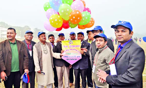 Prof Dr Iftekhar Uddin Chowdhury, VC, Chittagong University (CU) inaugurating the annual sports releasing balloons and festoons at the hall ground as chief guestat CU campus on Saturday.