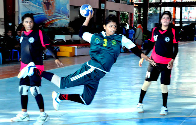 A scene from the EXIM Bank 27th National Women's Handball Championship between Bangladesh Police and BJMC at the Shaheed (Captain) M Mansur Ali National Handball Stadium on Sunday