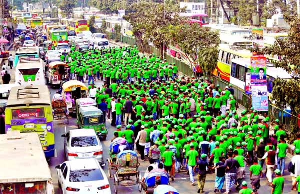 City experiences massive traffic gridlock due to AL's grand rallies held in city marking the Bangabandhu's Homecoming Day on Tuesday. This photo was taken from Topkhana Road.