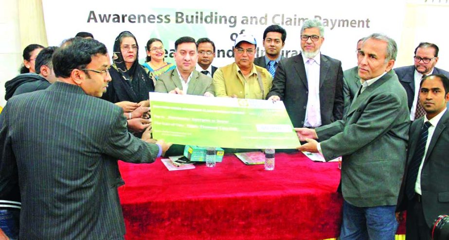 Moinuddin Ahmed, Additional Managing Director of Green Delta Insurance Company Ltd, handed over a Claim cheque to Anondo Mohon Biswas, Executive Director of Renaissance Enterprise in a ceremony held in Khulna city recently. TH Forhad, Deputy Managing Dire