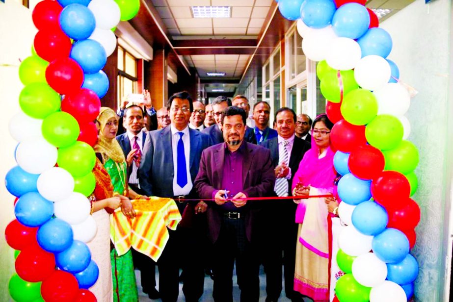 Md Obayed Ullah Al Masud, Managing Director of Sonali Bank Limited inaugurating a computerized lab for its officers in the bank's head office on Thusday. Sarder Nurul Amin and Amin Uddin Ahmed, Deputy Managing Directors and Tariqul Islam Chowdhury, Gener