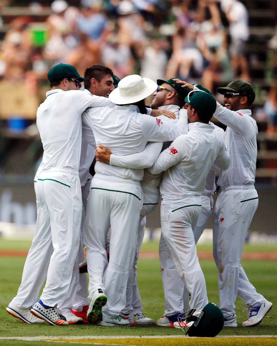 Faf du Plessis took a world-class slip catch to remove Angelo Mathews for 10, South Africa v Sri Lanka, 3rd Test, Johannesburg, 3rd day on Saturday.