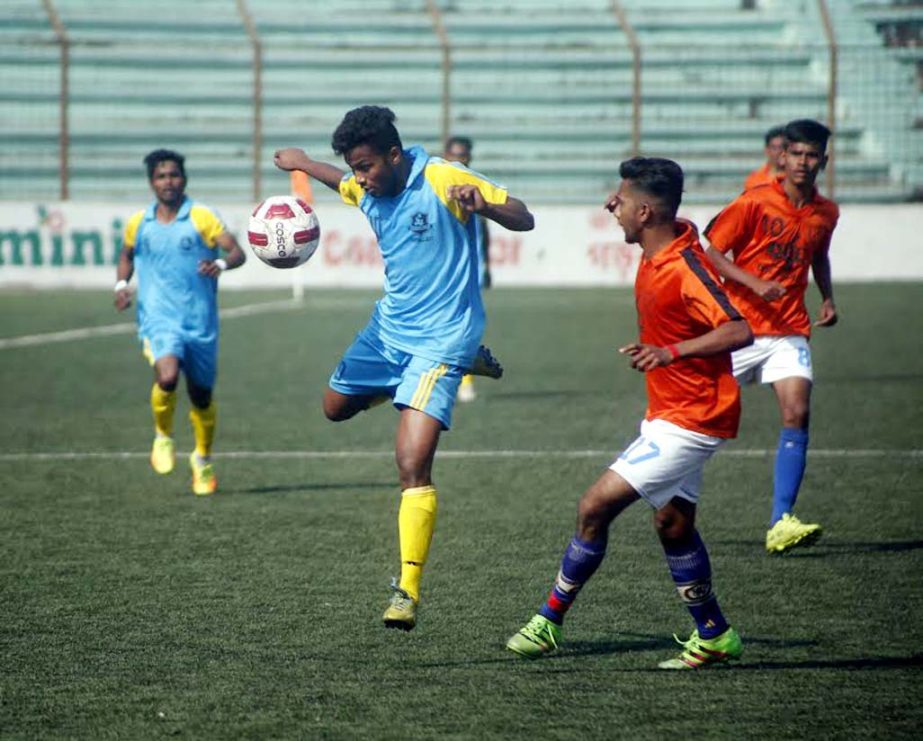 A moment of the Saif Power Tec 2nd Division Football League between Shantinagar Club and Prantic Krira Chakra at Bir Shreshtha Shaheed Sepoy Mohammad Mostafa Kamal Stadium in the city's Kamalapur on Saturday.