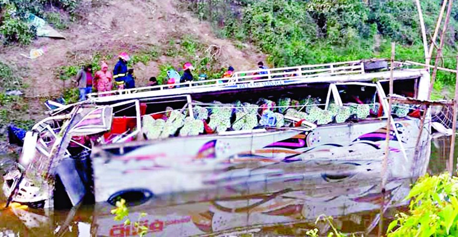 Six people were killed and 22 others injured as bus plunged into a roadside ditch at Zinghatali on Dhaka-Ctg Highway in Daudkandi on Saturday morning.