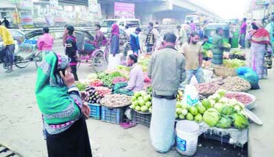 GAZIPUR: Authority concern yet to take any step as floating bazar has been set on Dhaka - Mymensingh Highway at Sreepur Upazila point. This picture was taken yesterday.
