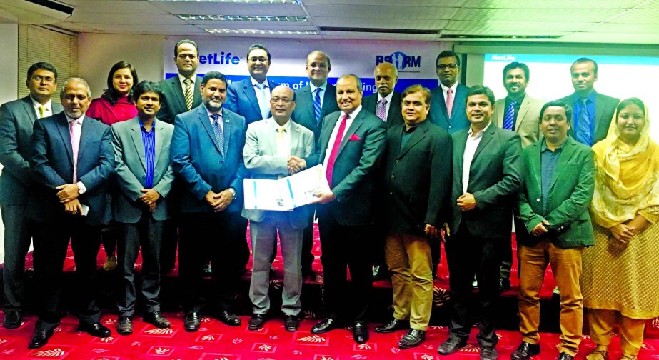 Akhlaqur Rahman, Chief Operations Officer of MetLife Bangladesh and SM Zahir Uddin Haider, FCMA, Fellow of Bangladesh Society for Human Resources Management (BSHRM) exchange documents after signing a MoU ahead of 6th BSHRM-MetLife International HR Confere