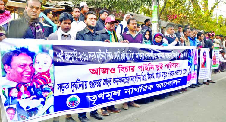 Trinamul Nagorik Andolon formed a human chain in front of the Jatiya Press Club on Monday demanding trial of those involved in road accidents.