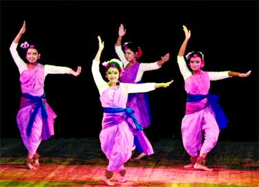 A vibrant dance performance was held at National Music and Theatre Centre Auditorium of Bangladesh Shilpakala Academy recently. Jago Art Center organised the programme every year. The dance performance was choreographed by Belayet Hossain Khan, Principal