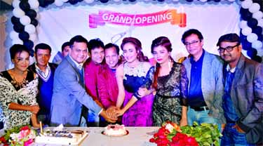 Last Saturday night popular TV actress and model Ahona Rahman and her cousin Liza Mituâ€™s joint venture a parlour named Aho-mi started its journey. Besides Ahona and Mituâ€™s family, actors and directors Mir Sabbir and DA Tayeb, among others, w