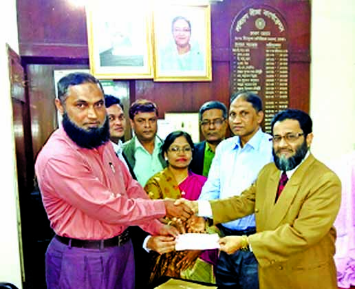 Md. Fazlul Haque, General Manager (CC) of Sadharan Bima Corporation, handing over a cheque to Bangladesh Chemical Industries Corporation (BCIC) against a Personal Accident Policy. Senior officers of both the organizations were present on the occasion.