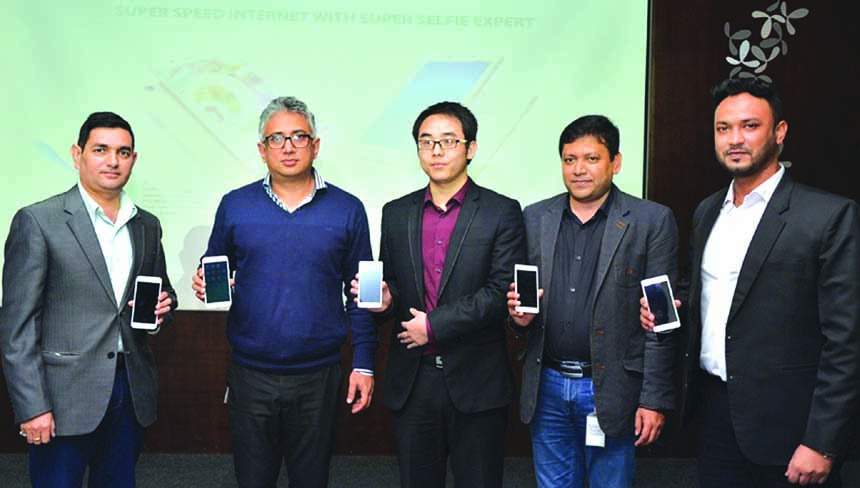 Yasir Azman, Chief Marketing Officer of Grameenphone (GP), Showing Smartphone brand OPPO's bundle offer with two new devices F1s and A33F held at GP House in the city recently. Yi Haijun Navy Yi, Managing Director, Li Zepeng Bruce Lee, Marketing Manager,