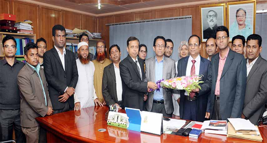 The newly- nominated office bearers of CAVASU Officers Association congratulating the Vice Chancellor of the University recently.