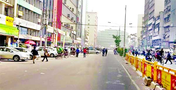 HAWKER-FREE ROAD: City's main thoroughfare wore a clean look on Wednesday morning hours from Paltan to Motijheel Shapla Chattar as hawkers were not allowed to run their business on the footpaths till mid-noon.