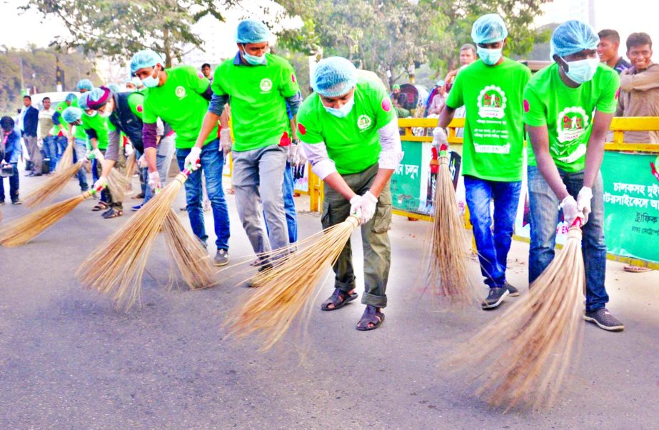 'Dhaka Clean' conducted a cleanliness drive from the city's Bijoy Swarani to Shahbagh on Friday.