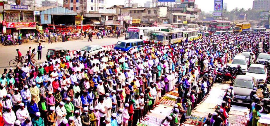 Devotees offering Jumma prayer gathered at the 2nd phase of Biswa Ijtema on the bank of River Turag in Tongi.